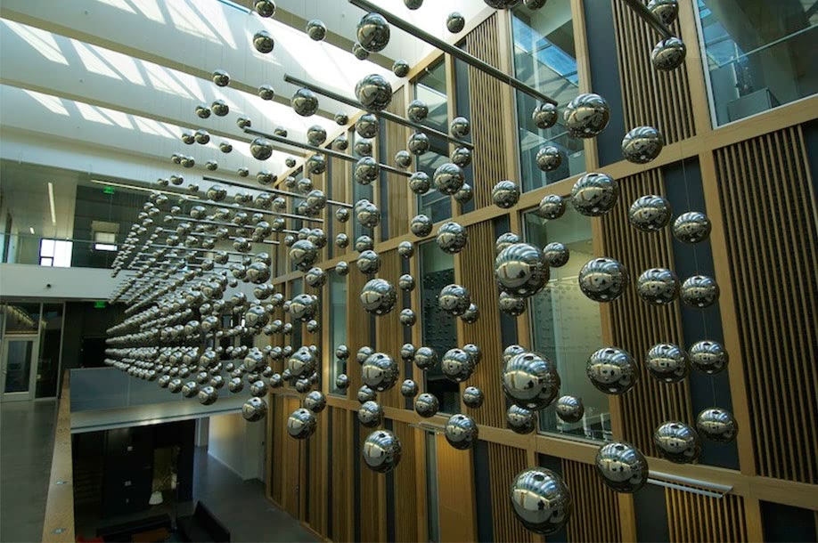 Звук металлических шаров. Стальные шары. Металлические шары в интерьере. Инсталляция из стальных шаров. Металлические шары для соседей.